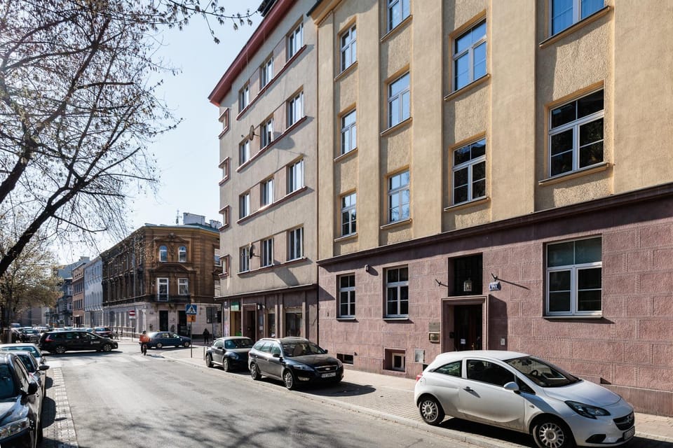 Property building, Day, Location