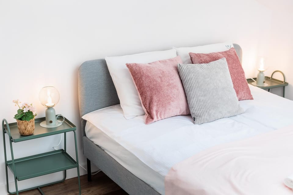Bed, Photo of the whole room, Decorative detail, Bedroom