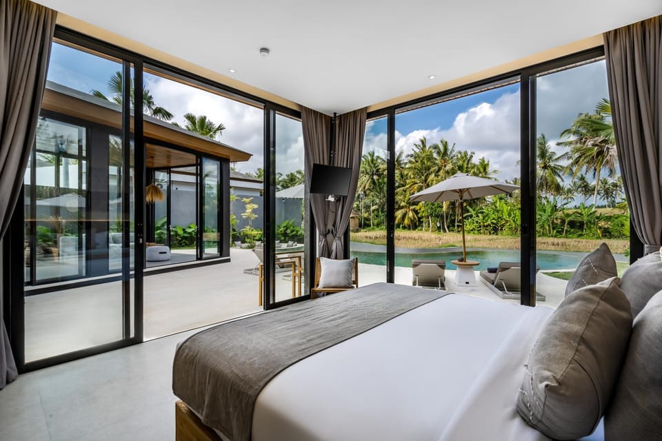 Bed, TV and multimedia, View (from property/room), Bedroom, Pool view, air conditioner