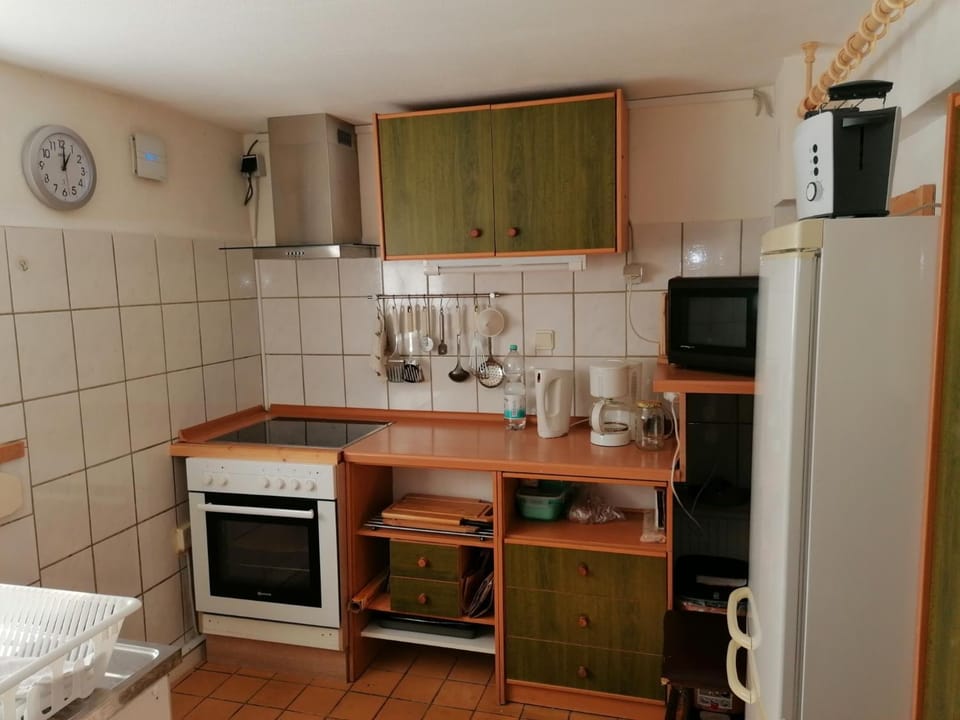 Kitchen or kitchenette, Kitchen or kitchenette, Dining area, oven, stove