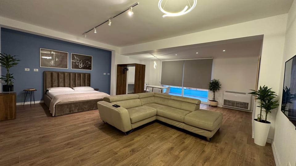 Bed, TV and multimedia, Living room, Photo of the whole room, Seating area, Bedroom