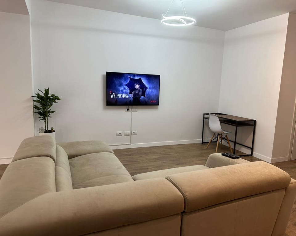 TV and multimedia, Living room, Seating area, Evening entertainment