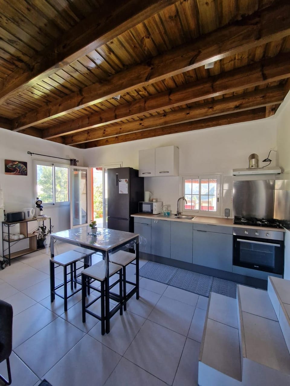 Kitchen or kitchenette, Dining area