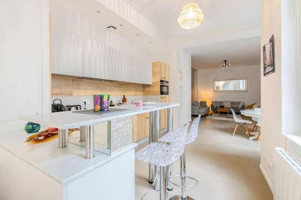 Kitchen or kitchenette, Lounge or bar, minibar, oven