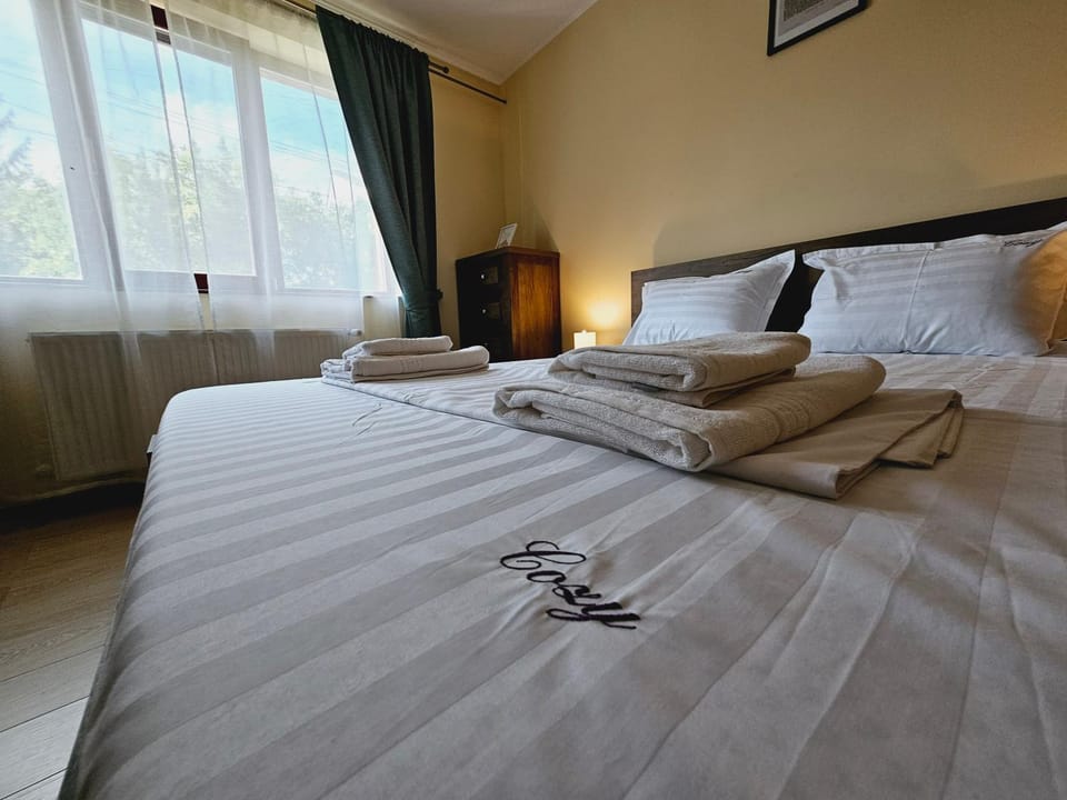 Bed, Photo of the whole room, Bedroom, towels