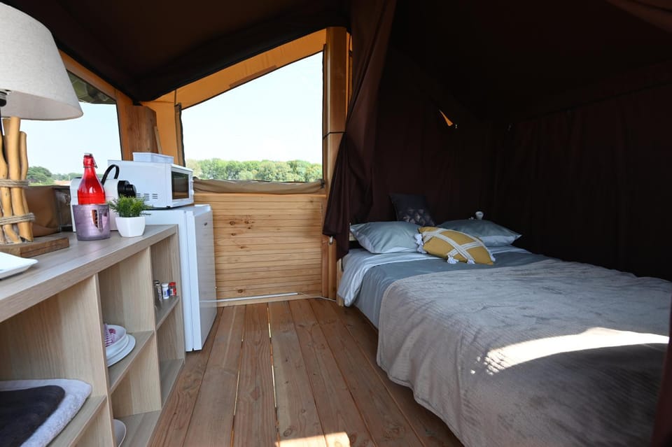 Bed, Bedroom, minibar