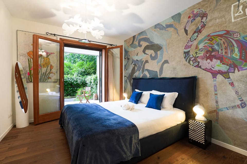 Bed, Photo of the whole room, Decorative detail, Bedroom