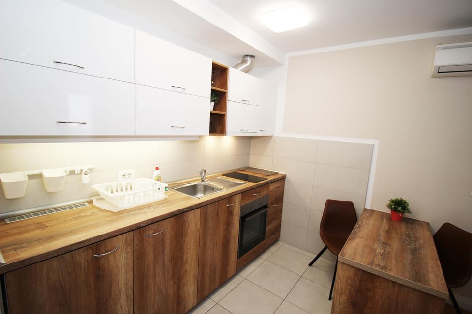 Dining area, pet friendly, stove, air conditioner