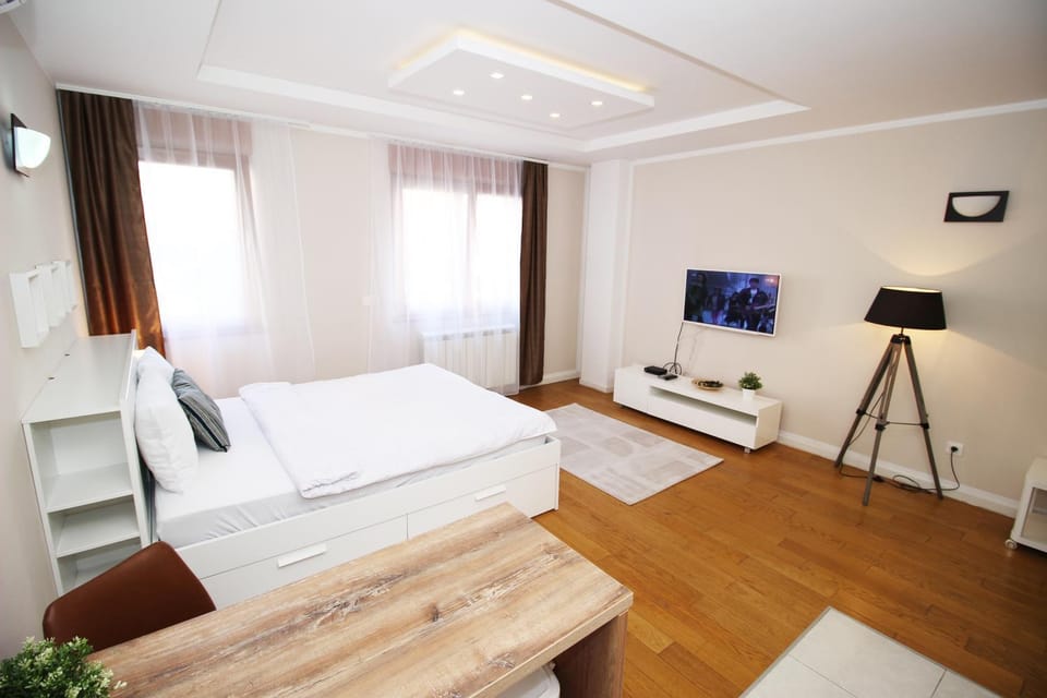 Bed, TV and multimedia, Photo of the whole room, Seating area, Bedroom