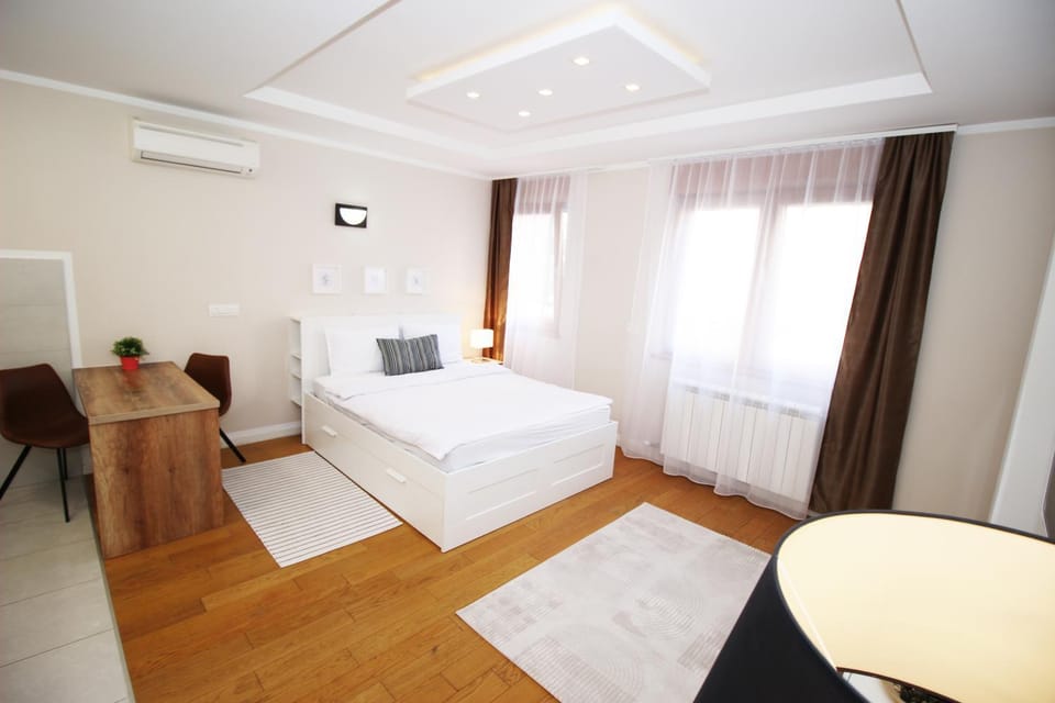 Bed, Photo of the whole room, Seating area, Bedroom, air conditioner