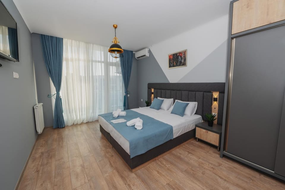 Bed, TV and multimedia, Photo of the whole room