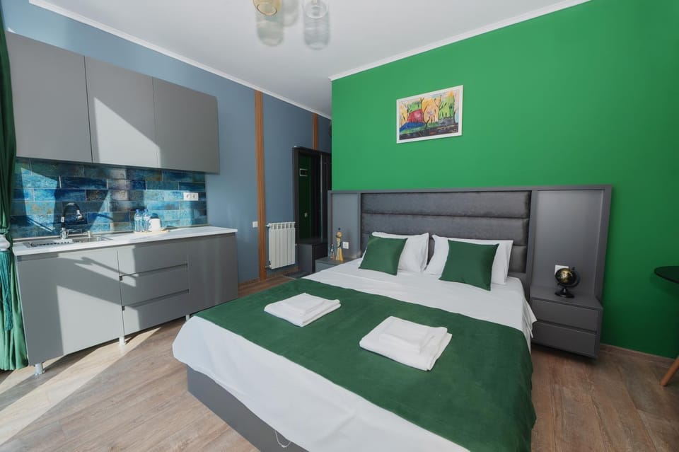 Bed, TV and multimedia, Kitchen or kitchenette, Bedroom, towels