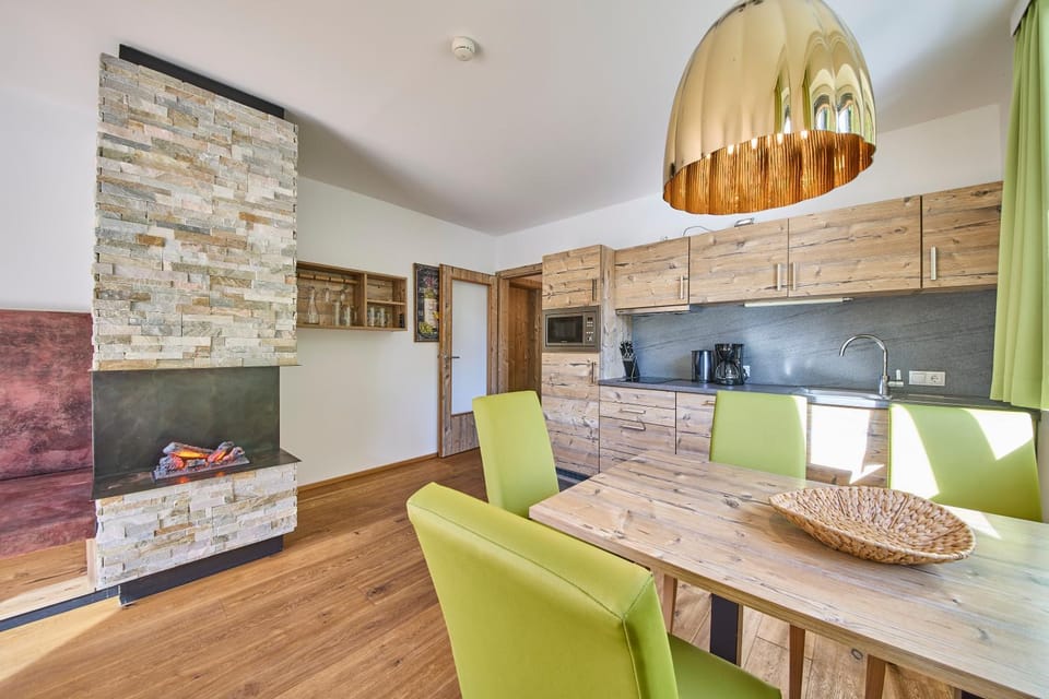 Kitchen or kitchenette, Living room, Seating area, Dining area