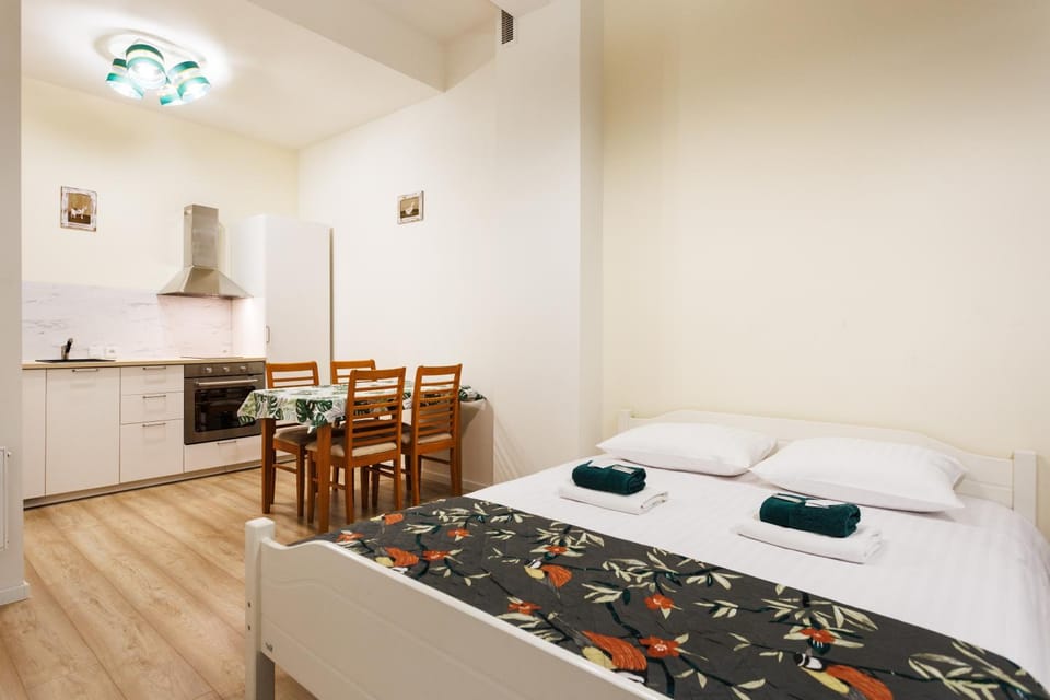 Bed, Photo of the whole room, Dining area, towels