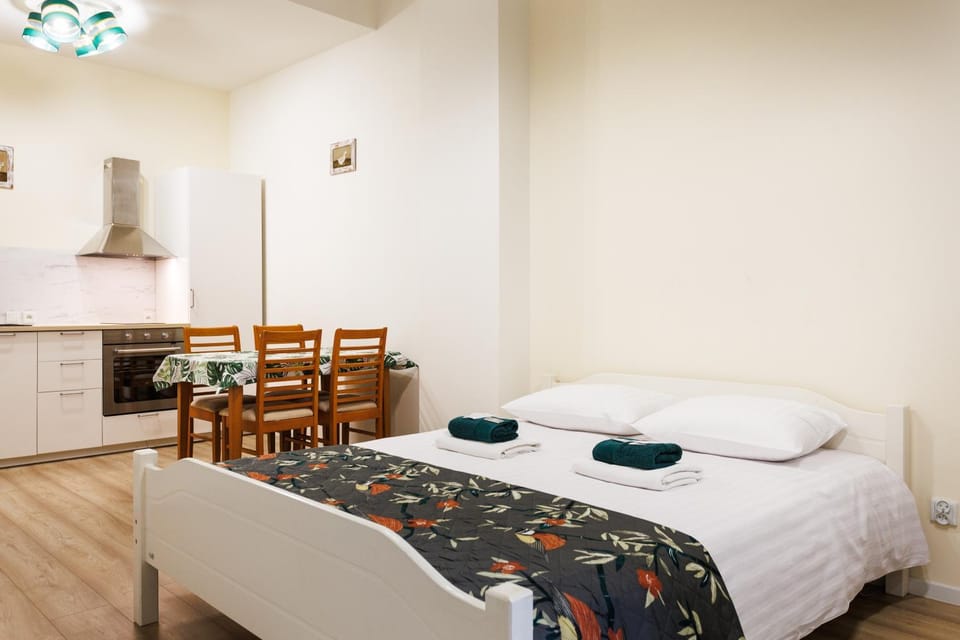 Bed, Photo of the whole room, Dining area, Bedroom, towels
