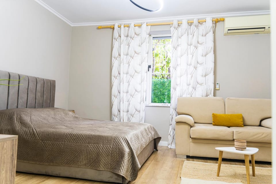 Bed, Photo of the whole room, Seating area, Bedroom, air conditioner