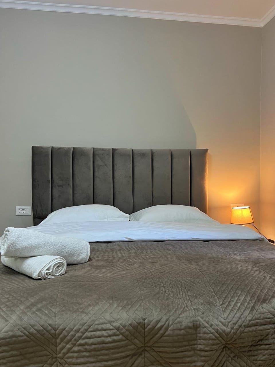 Bed, towels