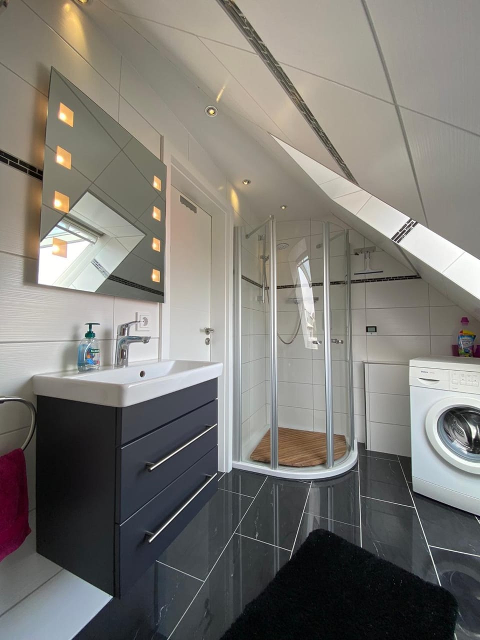 Shower, towels, washing machine