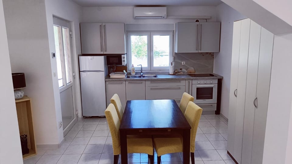 Dining area, minibar, pet friendly, stove