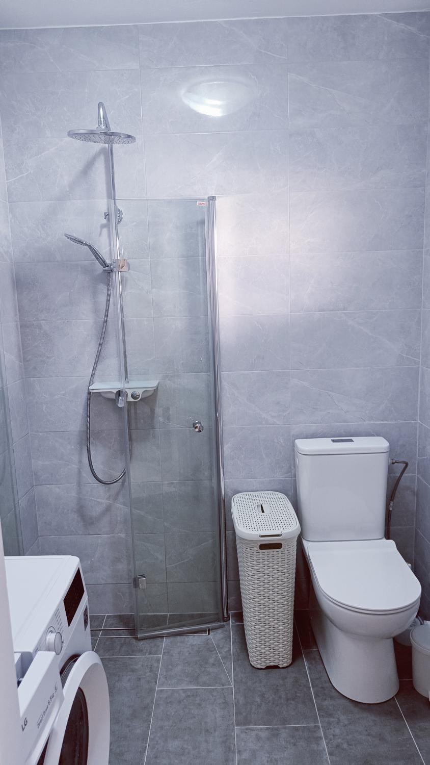 Shower, Toilet