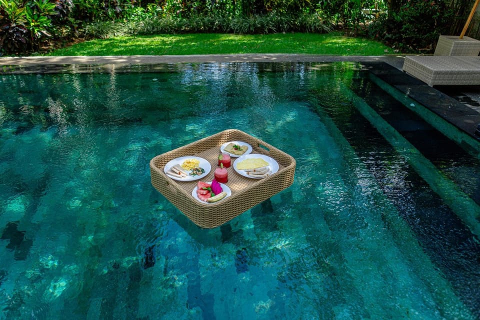 Swimming pool, Breakfast