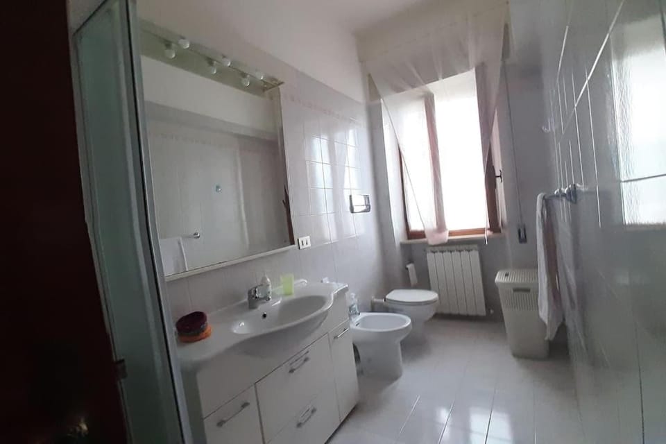 Shower, Toilet, Bathroom, bidet, towels