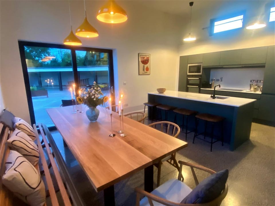 Kitchen or kitchenette, Seating area, Dining area, minibar, pet friendly, stove