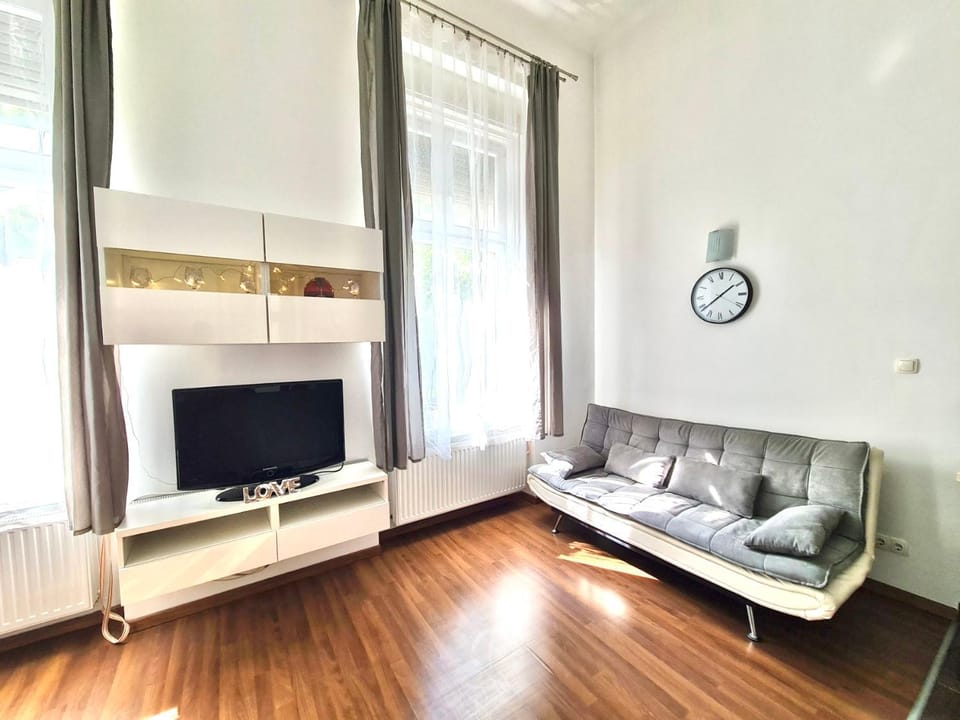 Bed, TV and multimedia, Seating area