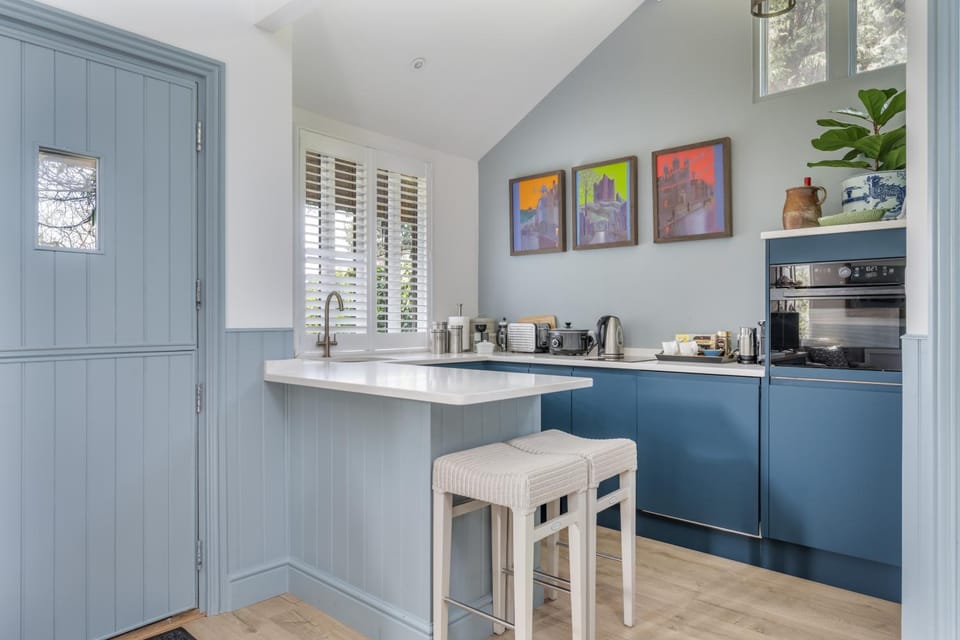 Coffee/tea facilities, Kitchen or kitchenette, Dining area, minibar, oven, stove