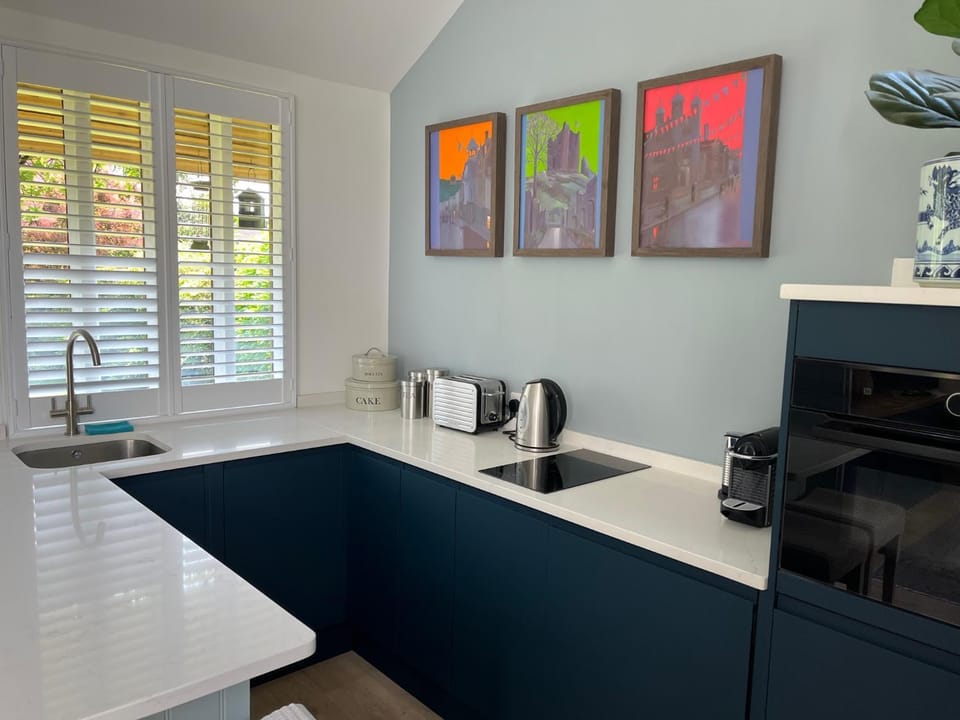 Kitchen or kitchenette, Dining area, minibar