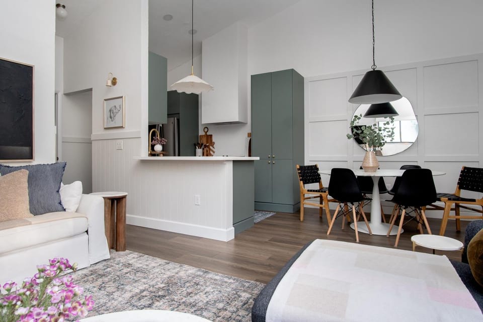 Kitchen or kitchenette, Dining area