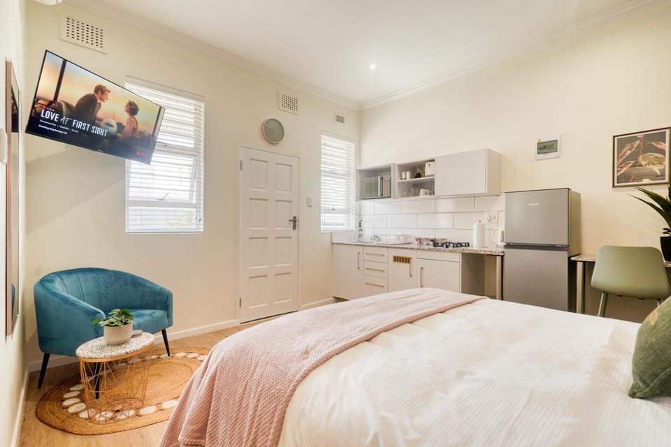 Bed, TV and multimedia, Kitchen or kitchenette, Photo of the whole room, Dining area, Bedroom, minibar, stove, air conditioner