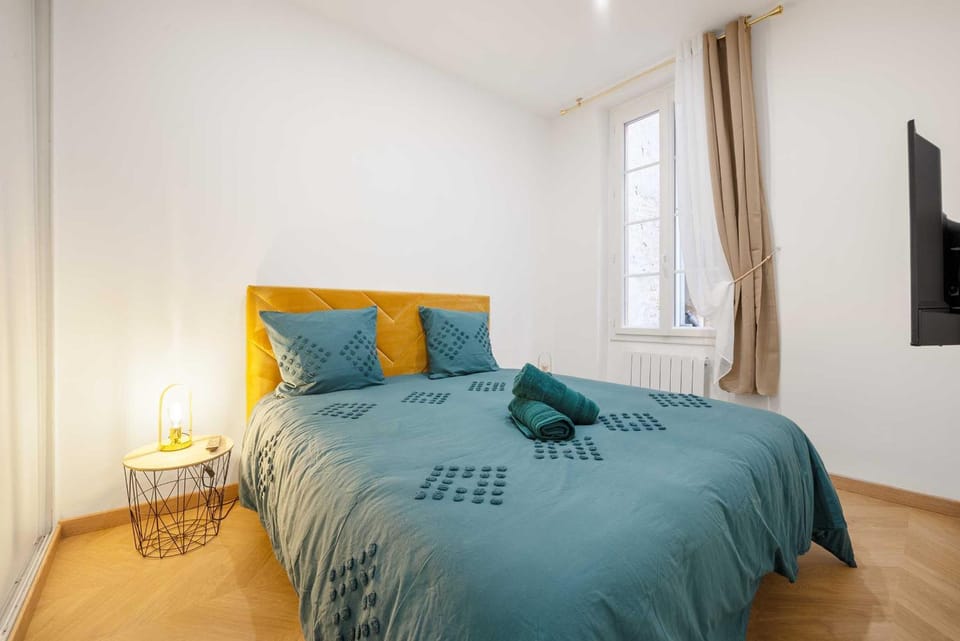 Bed, TV and multimedia, Photo of the whole room, Bedroom, towels