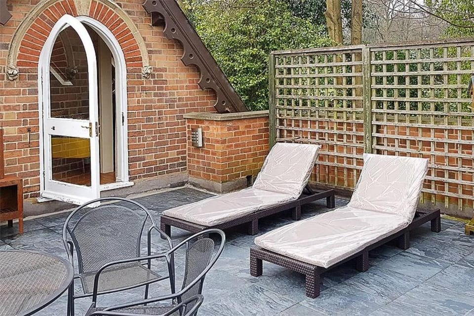 Patio, Spring, Seating area, sunbed
