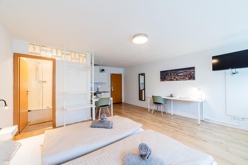 Bed, TV and multimedia, Kitchen or kitchenette, Photo of the whole room, Seating area