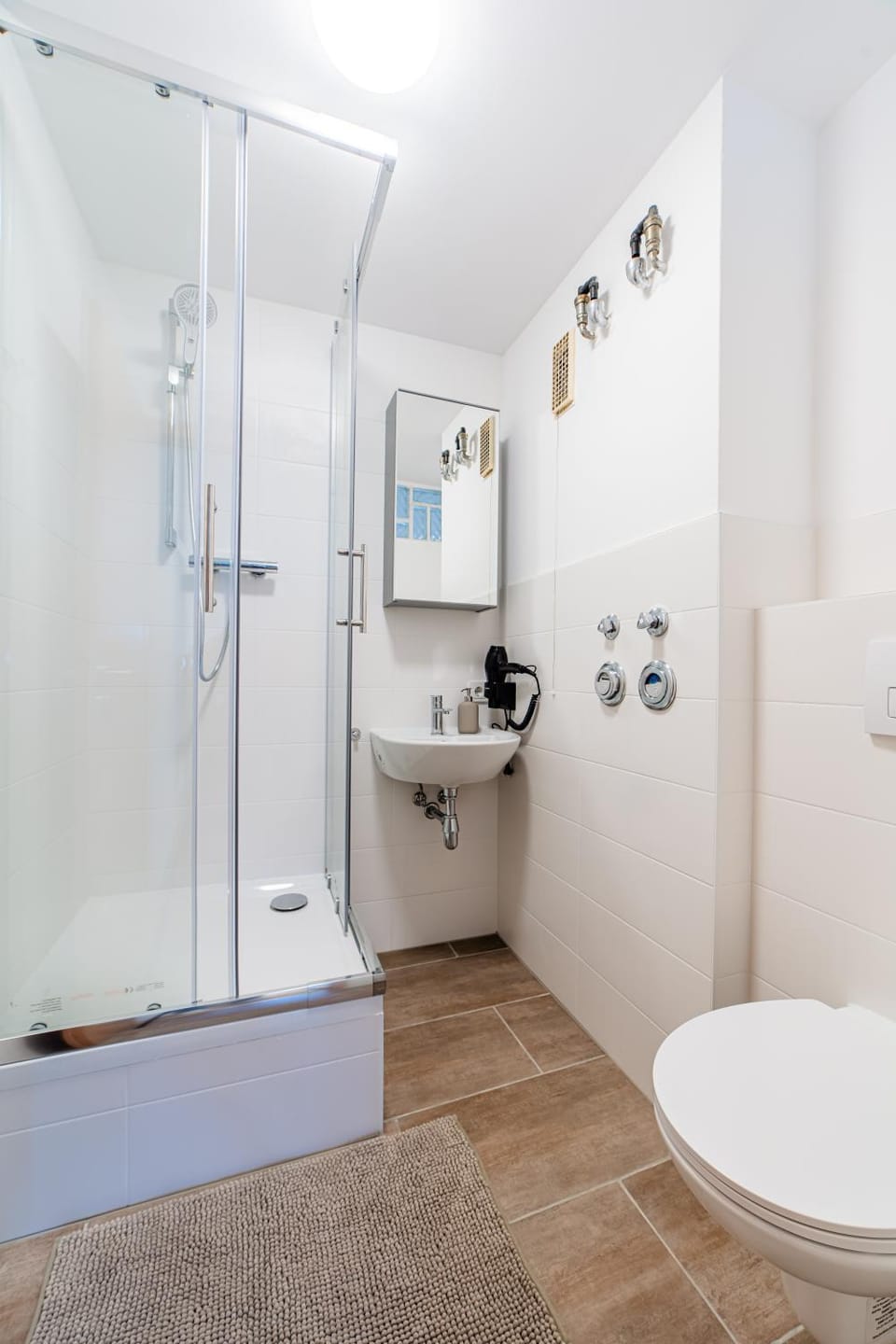 Shower, Toilet, towels