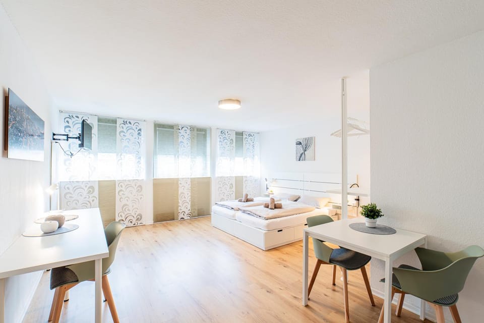 Bed, Photo of the whole room, Seating area, Dining area, Bedroom