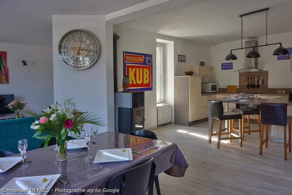 Kitchen or kitchenette, Dining area, minibar, oven