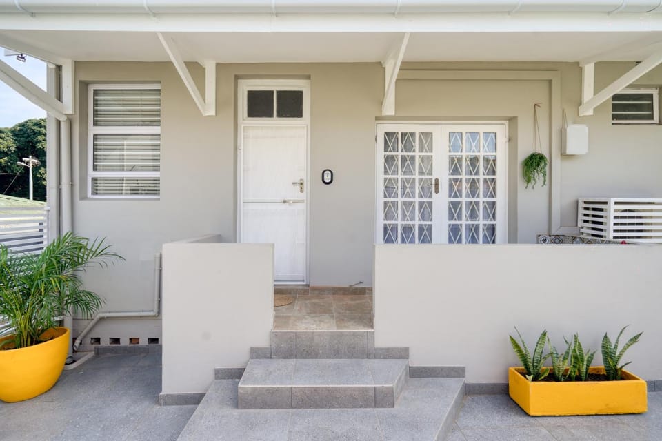 Property building, Patio, Facade/entrance, Balcony/Terrace