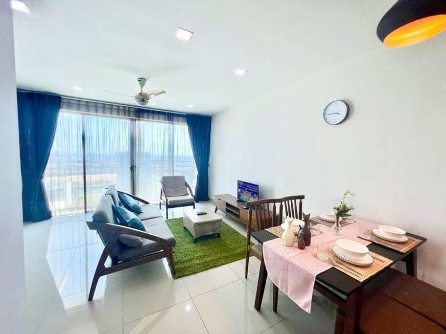 T3 1-10 Pax Trefoil 2Room Setia Alam Cozy Home WiFi TV Apartment in Selangor, Malaysia
