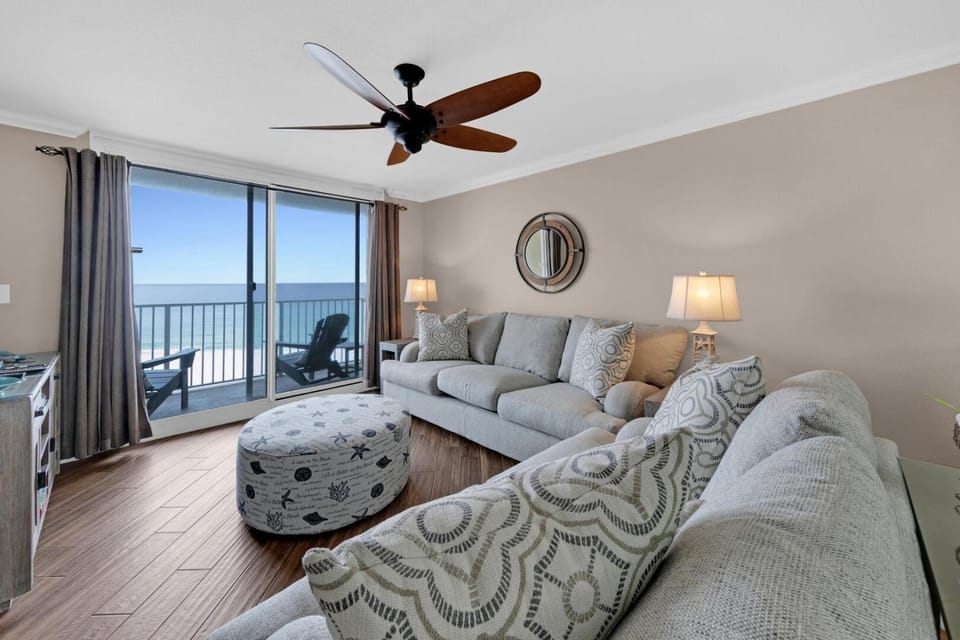 Destin on the gulf 704- Updated Gulf Front Property with Washer and Dryer House in Destin