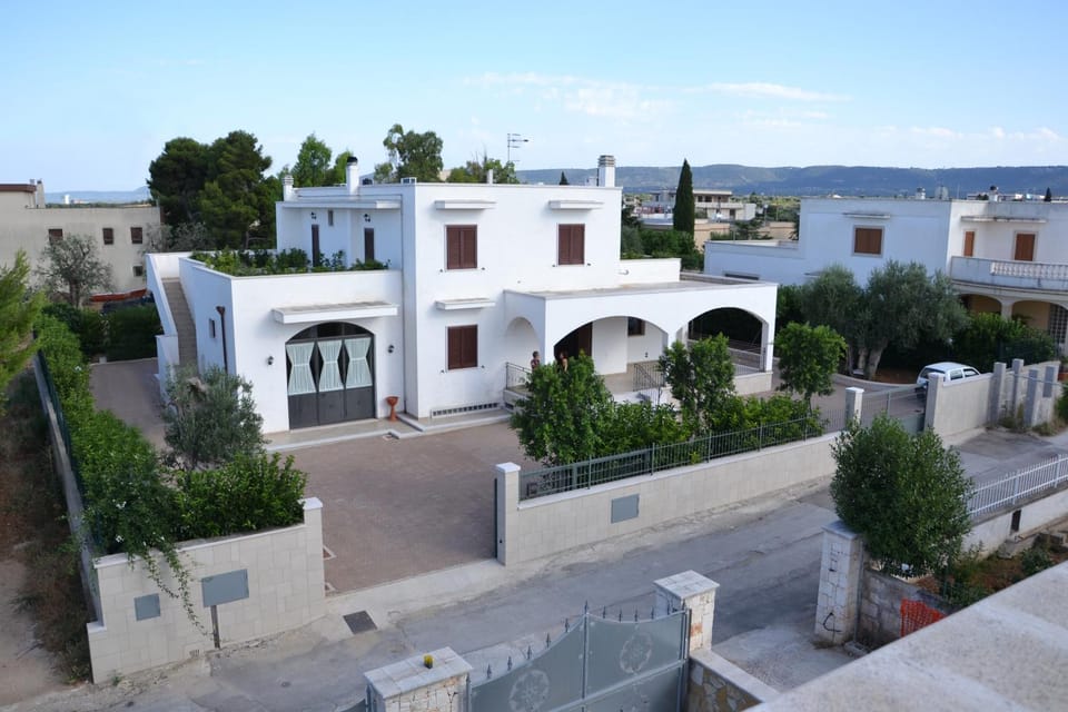 Property building, Day, Balcony/Terrace