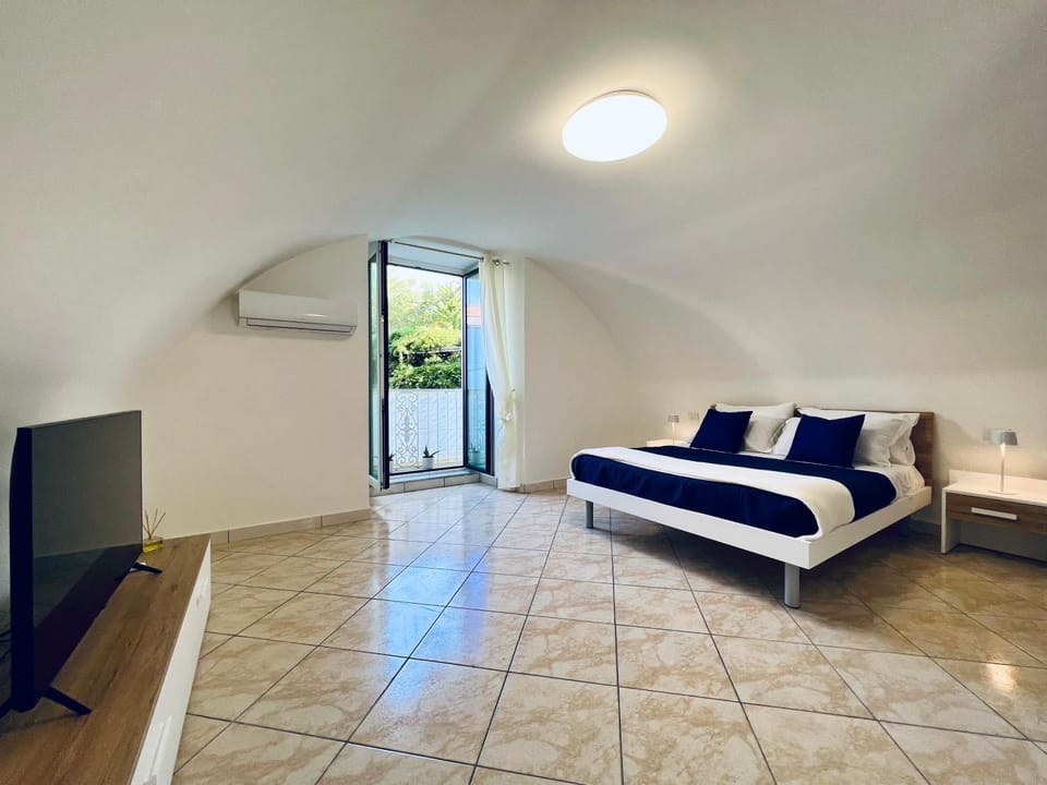 Property building, Bed, Photo of the whole room, Bedroom