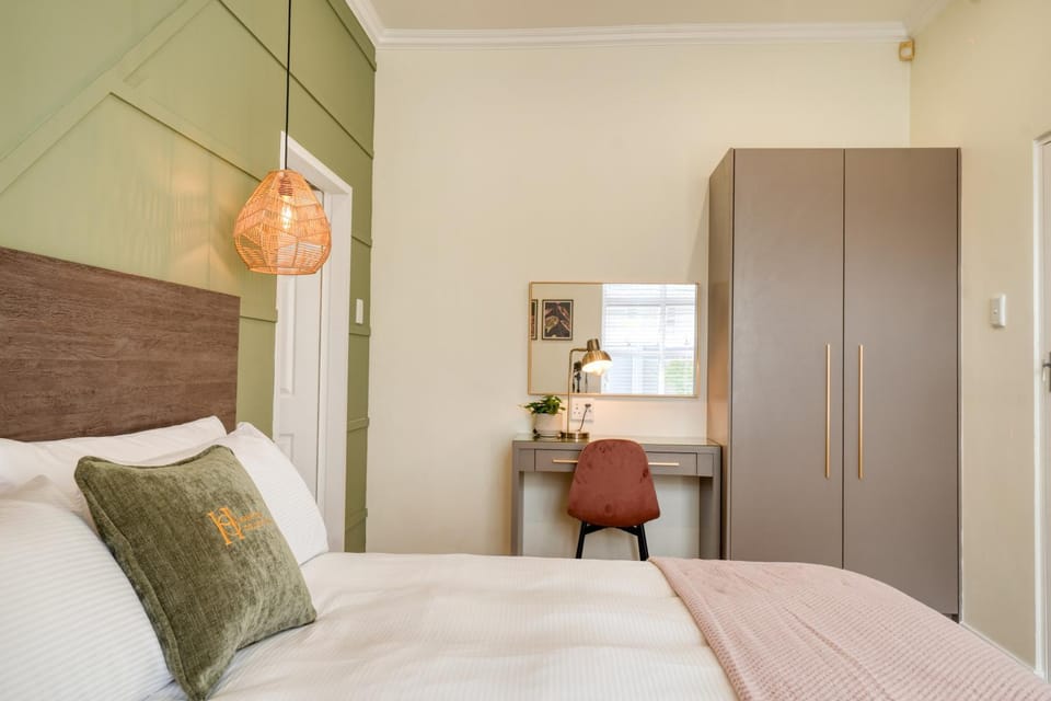 Bed, Photo of the whole room, Bedroom, wardrobe