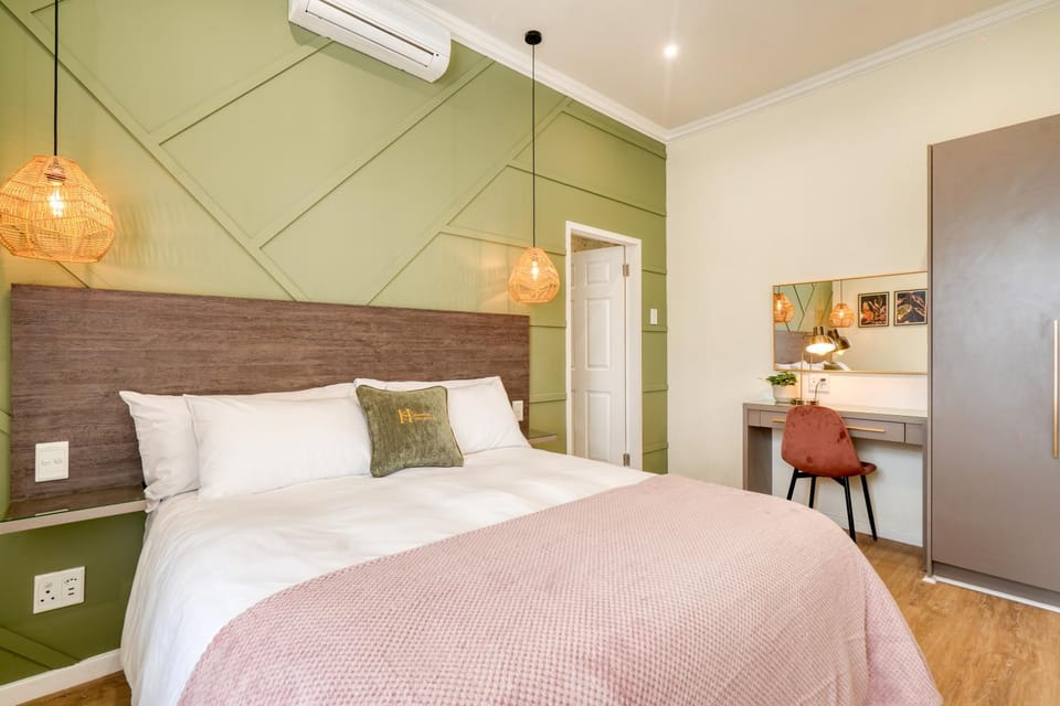 Bed, Photo of the whole room, Dining area, Bedroom, wardrobe, air conditioner