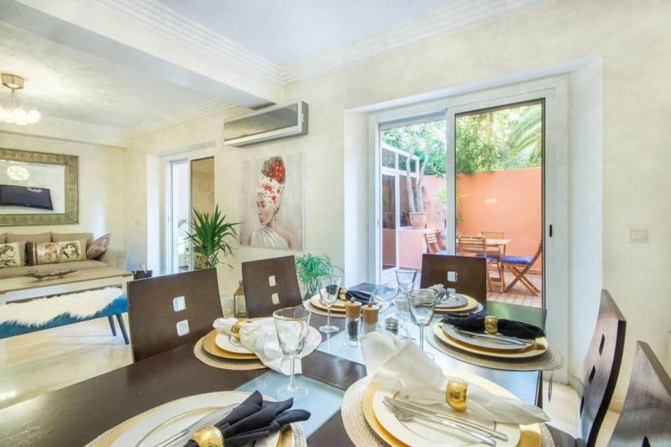 Kitchen or kitchenette, Living room, Food and drinks, Seating area, Dining area, Food, air conditioner