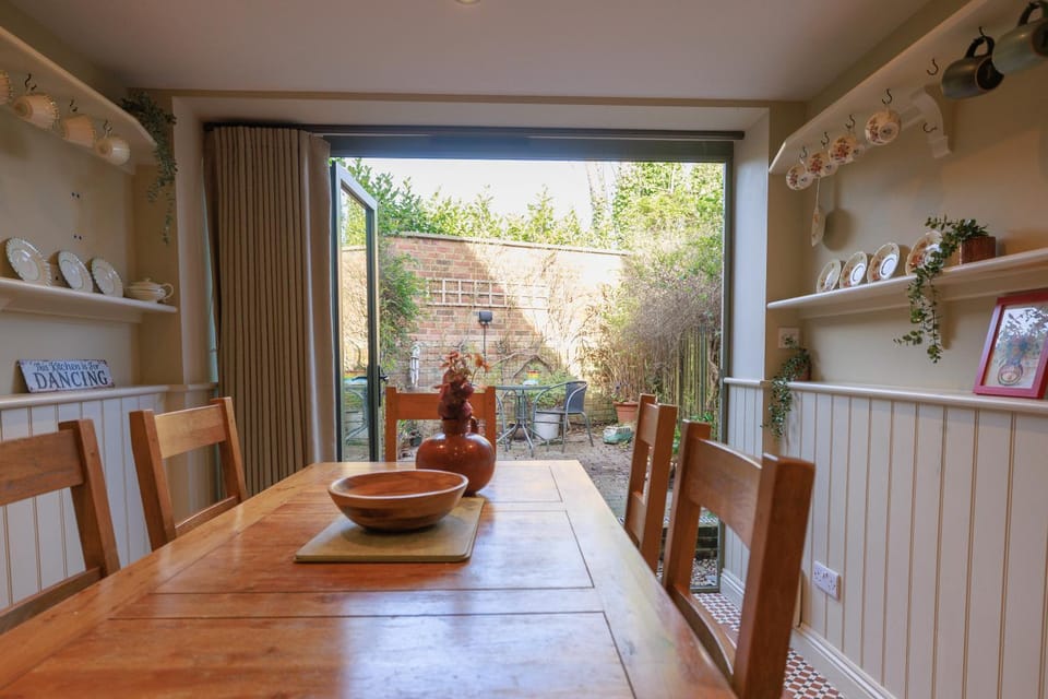 Jackdaw Cottage-Beautiful Cottage, Town Centre House in East Dorset District