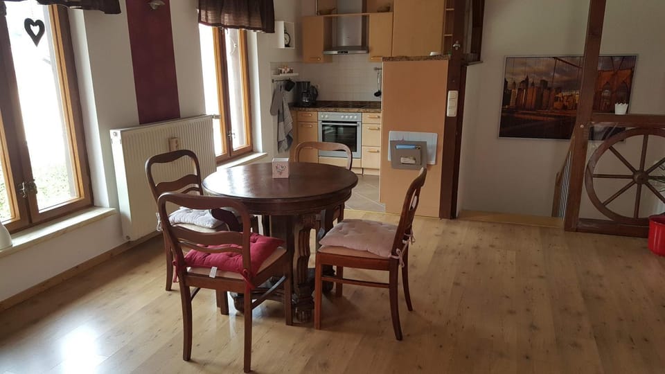 Kitchen or kitchenette, Dining area