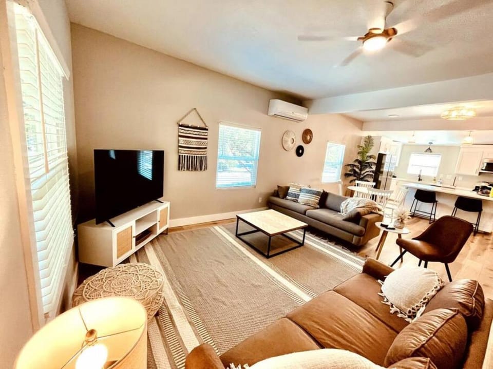 TV and multimedia, Living room, Seating area, Evening entertainment