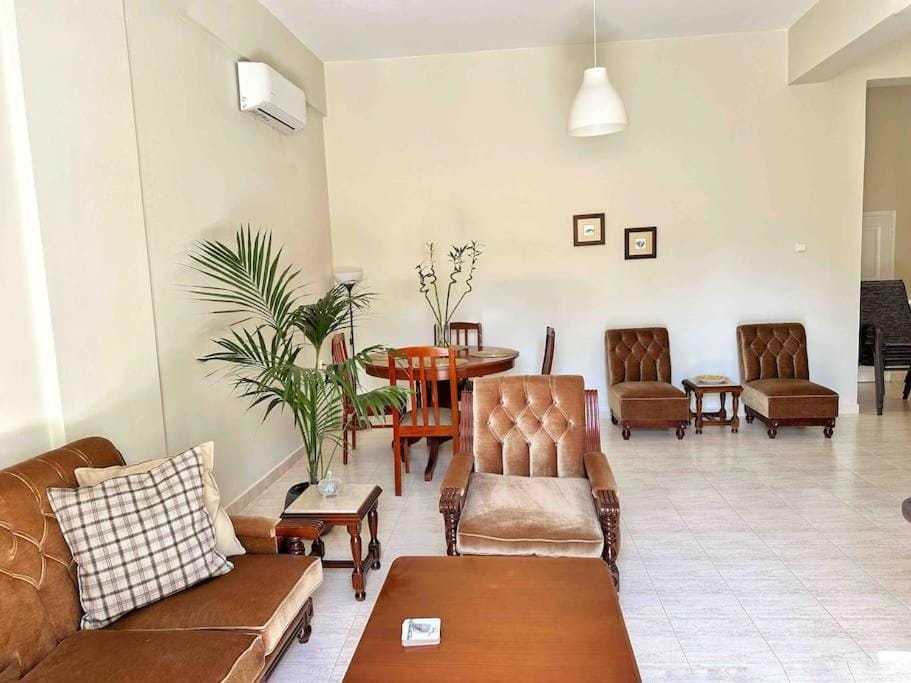Living room, Seating area, Dining area, air conditioner